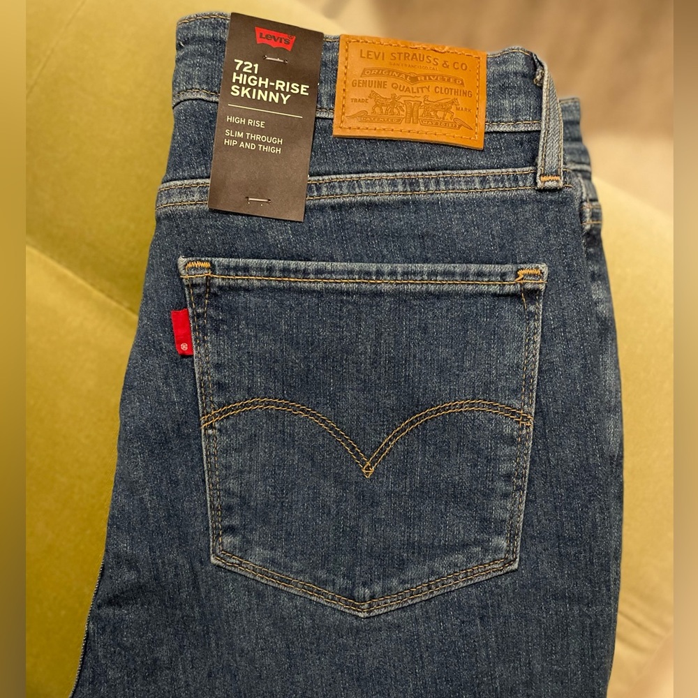 Levi’s medium wash 721 high rise skinny